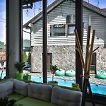 Whiteberry Hotel 3*